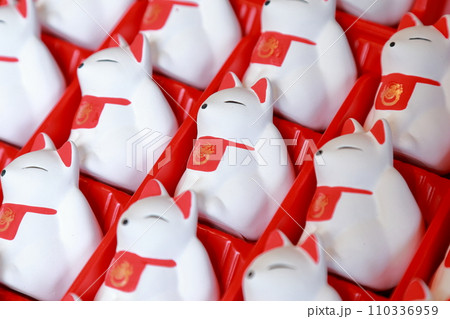 キツネの形をしたおみくじ（狐みくじ、吒枳尼天　豊川稲荷　愛知県 豊橋市） 110336959