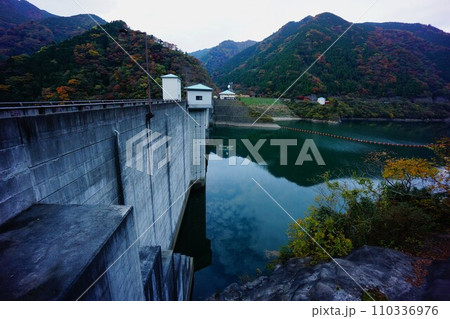 津川ダムの堤体 110336976