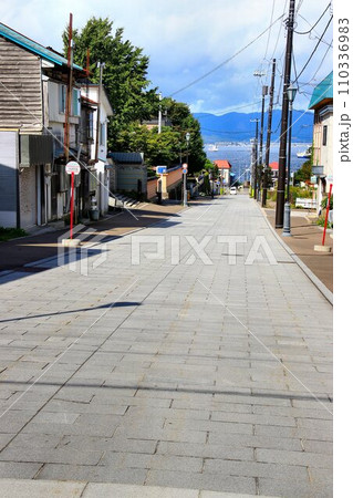 坂の街『函館』… 幸坂から寺町通と函館湾を望む 110336983