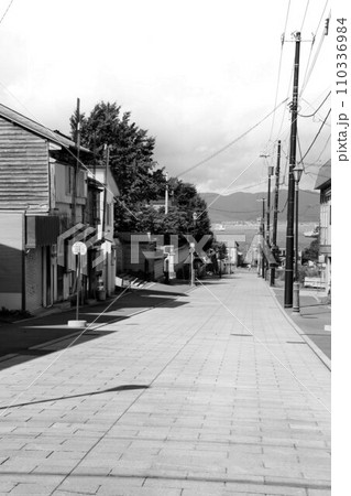 坂の街『函館』… 幸坂から寺町通と函館湾を望む 坂の街『函館』… 幸坂から寺町通と函館湾を望む 110336984