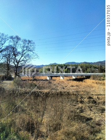 冬の車窓から見た橋の風景 110337035