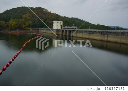羽布ダムの堤体と三河湖 110337181