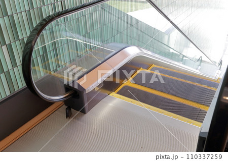 建物内のエスカレーター 110337259