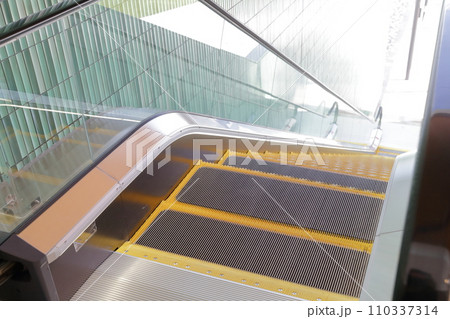 建物内のエスカレーター 建物内のエスカレーター 110337314