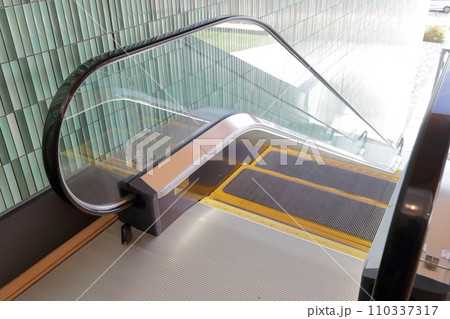 建物内のエスカレーター 建物内のエスカレーター 110337317