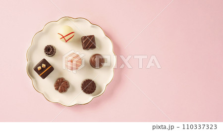 皿の上にある美味しいのチョコレート。 皿の上にある美味しいのチョコレート。 110337323