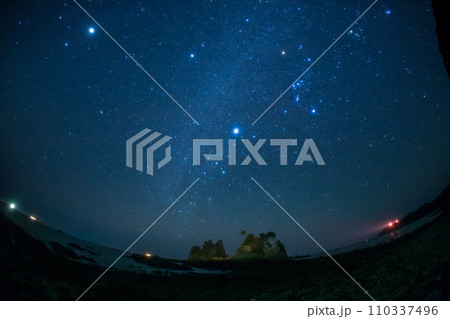 蓑掛岩と冬の星空 蓑掛岩と冬の星空 110337496