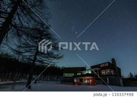 高峰高原から冬の星空 110337498