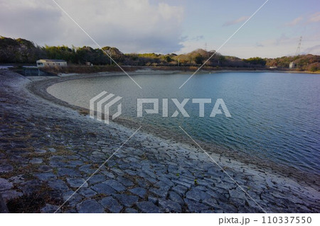 山村ダムの堤体とダム湖 110337550