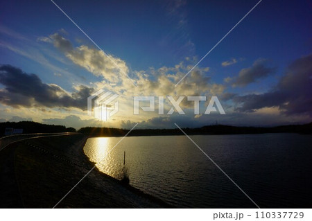 伊坂ダムの貯水池に落ちる夕陽 110337729