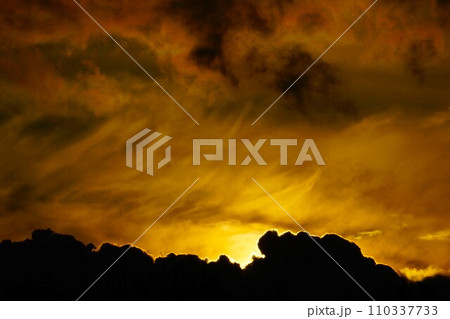 伊坂ダムの雲と夕陽 110337733