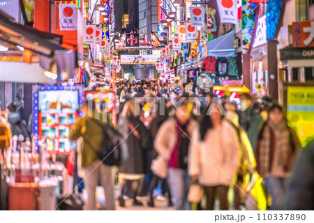 日本の東京都市景観 元日・賑わうアメ横と並行する上中…脱コロナ…新年に希望の光を＝令和6年1月1日 110337890