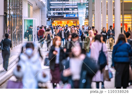 日本の横浜都市景観 横浜では撲滅のマ姿が12月増化したが再び減へ…イ予防のマ不要＝令和6年1月6日 110338026