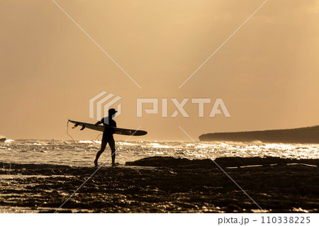 沖縄の海でサーフィンをするサーファー 110338225