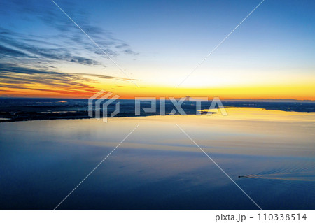冬の霞ヶ浦の夕暮れ ※遠方に富士山（茨城県）	 110338514