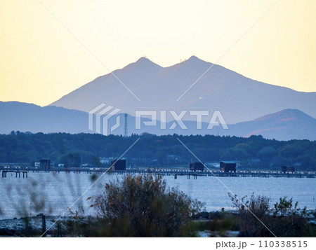 霞ヶ浦から見る夕焼けの筑波山（茨城県） 110338515