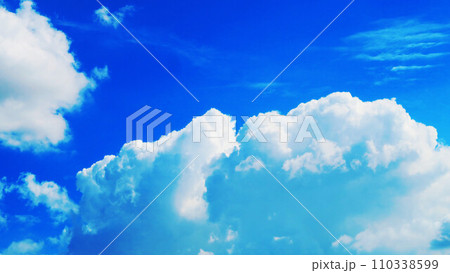 青空と白雲の美しい風景 110338599