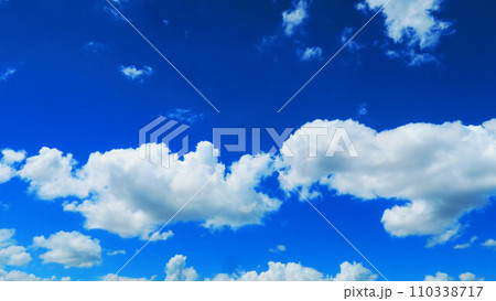 青空と白雲の美しい風景 110338717
