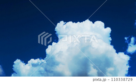 青空と白雲の美しい風景 110338729