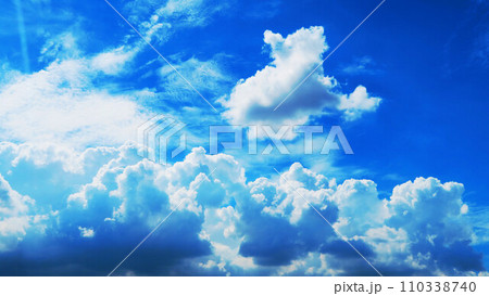 青空と白雲の美しい風景 110338740