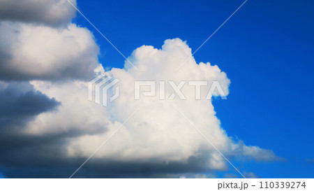 青空と白雲の美しい風景 110339274