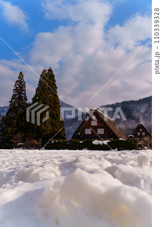 朝方の白川郷の合掌造り 110339328