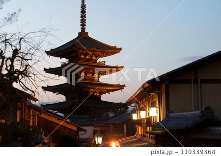 京都東山の日没直後の八坂の塔 110339368