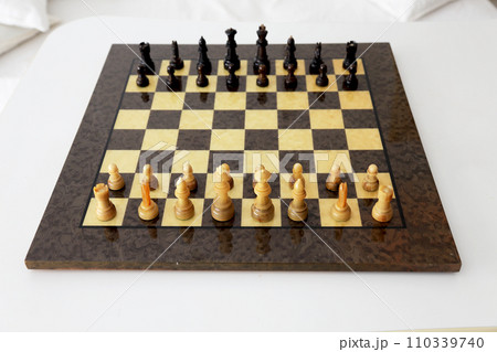 白いテーブル上のチェス盤と駒 110339740