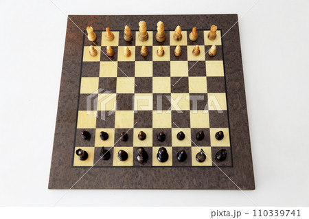 白いテーブル上のチェス盤と駒 110339741
