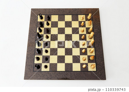白いテーブル上のチェス盤と駒 110339743