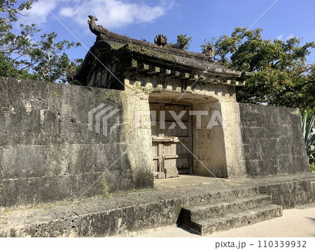 園比屋武御嶽石門（沖縄の世界遺産） 110339932