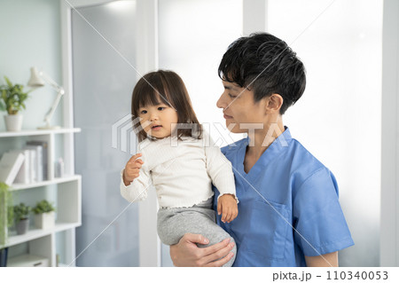 信頼できる小児科医と安心する幼児 信頼できる小児科医と安心する幼児 110340053