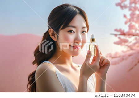 美容液の小瓶を持ちカメラ目線で微笑む若い女性（AI生成画像） 110340474