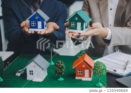 Real estate brokerage agent Deliver a sample of a model house to the customer, mortgage loan agreement Making lease and buy and sell house And contract home insurance mortgage loan concept 110340689