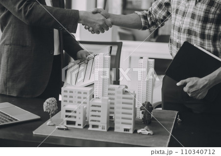 Real estate brokerage agent Deliver a sample of a model house to the customer, mortgage loan agreement Making lease and buy and sell house And contract home insurance mortgage loan concept Real estate brokerage agent Deliver a sample of a model house to the customer, mortgage loan agreement Making lease and buy and sell house And contract home insurance mortgage loan concept 110340712