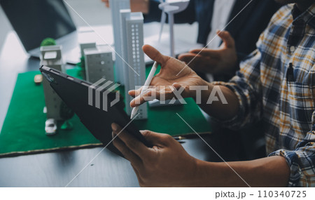 Real estate brokerage agent Deliver a sample of a model house to the customer, mortgage loan agreement Making lease and buy and sell house And contract home insurance mortgage loan concept 110340725