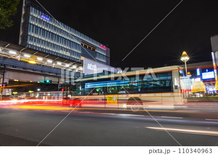 夜の吉祥寺ロータリー(長時間露光・西武バス) 夜の吉祥寺ロータリー(長時間露光・西武バス) 110340963