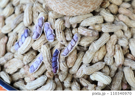 This mountain of boiled beans, more than just street food, is a testament to the vibrancy of life, a testament to the magic that unfolds when simple ingredients meet skilled hands and fiery passion. 110340970