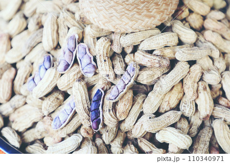 This mountain of boiled beans, more than just street food, is a testament to the vibrancy of life, a testament to the magic that unfolds when simple ingredients meet skilled hands and fiery passion. 110340971