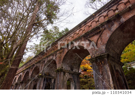 紅葉季節の南禅寺水路閣 110341034