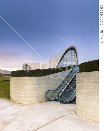 ヘイダルアリエフセンターの屋外エスカレーター / Heydar Aliyev Center 110341200