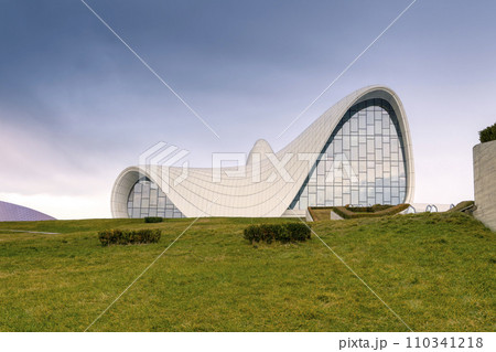 ヘイダルアリエフセンター 外観・夕方 / Heydar Aliyev Center, Baku ヘイダルアリエフセンター 外観・夕方 / Heydar Aliyev Center, Baku 110341218
