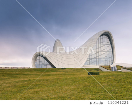 ヘイダルアリエフセンター 外観・夕方 / Heydar Aliyev Center, Baku ヘイダルアリエフセンター 外観・夕方 / Heydar Aliyev Center, Baku 110341221