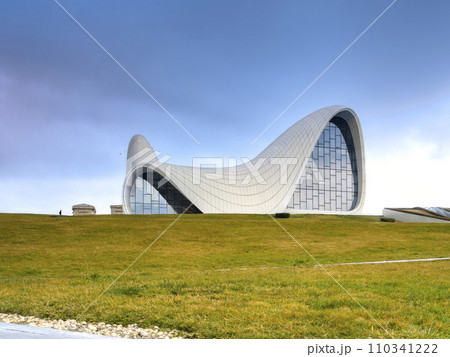 ヘイダルアリエフセンター 外観・夕方 / Heydar Aliyev Center, Baku 110341222