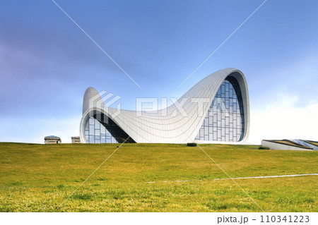 ヘイダルアリエフセンター 外観・夕方 / Heydar Aliyev Center, Baku 110341223