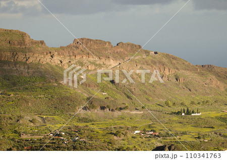 East edge of the Tirajana crater. East edge of the Tirajana crater. 110341763