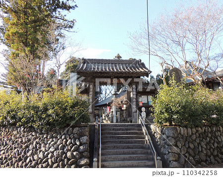 秩父札所一番　誦経山 四萬部寺　山門 110342258