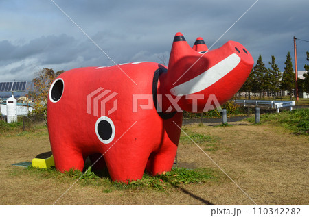 公園に置かれた赤ベコ 福島 日本 公園に置かれた赤ベコ 福島 日本 110342282