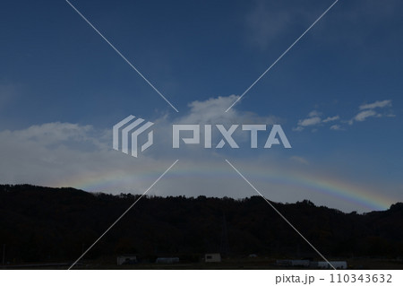 雨上がりの北の空に現れた虹 雨上がりの北の空に現れた虹 110343632