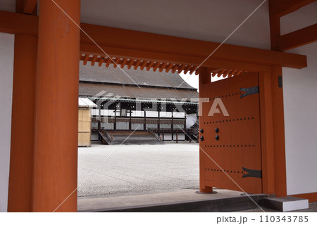京都御所　承明門から見た紫宸殿 110343785